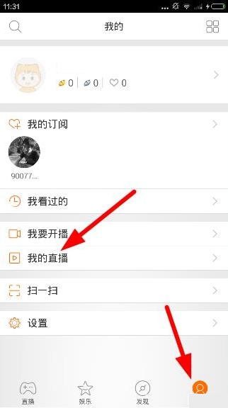 王菲飞机上换衣服被偷拍，穿条纹T恤素面朝天很松弛，55岁活出20岁少女感